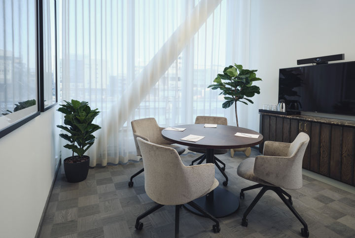 Litet mötesrum med ett runt bord och fyra stolar