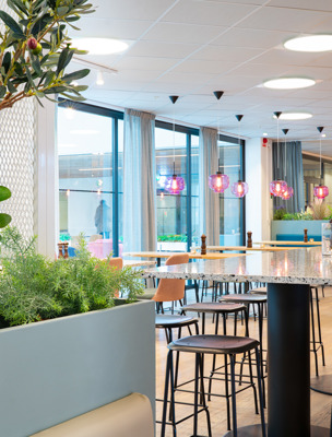 I restaurangen finns bland annat ett större bord för gemensamma luncher