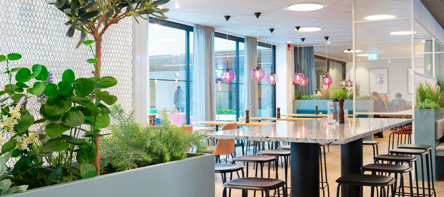 I restaurangen finns bland annat ett större bord för gemensamma luncher