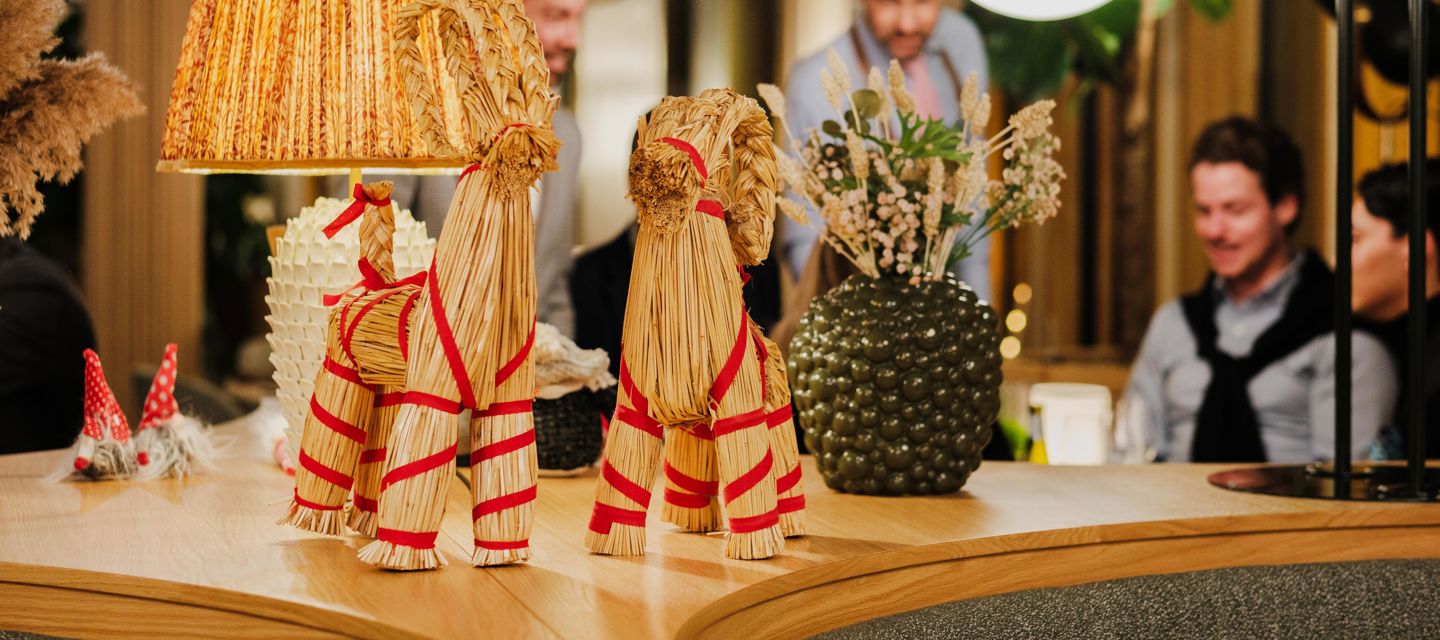 Två julbockar i halm pryder rummet vid ett julbord