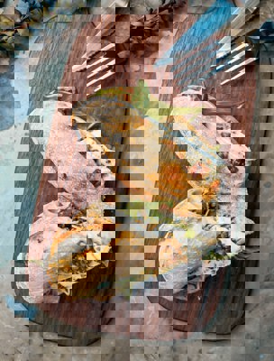 Baguette med sallad, brieost och valnötter