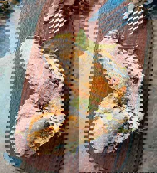 Baguette med sallad, brieost och valnötter