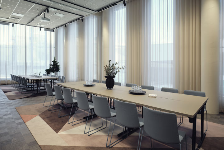 Stort konferensrum med två separata större bord