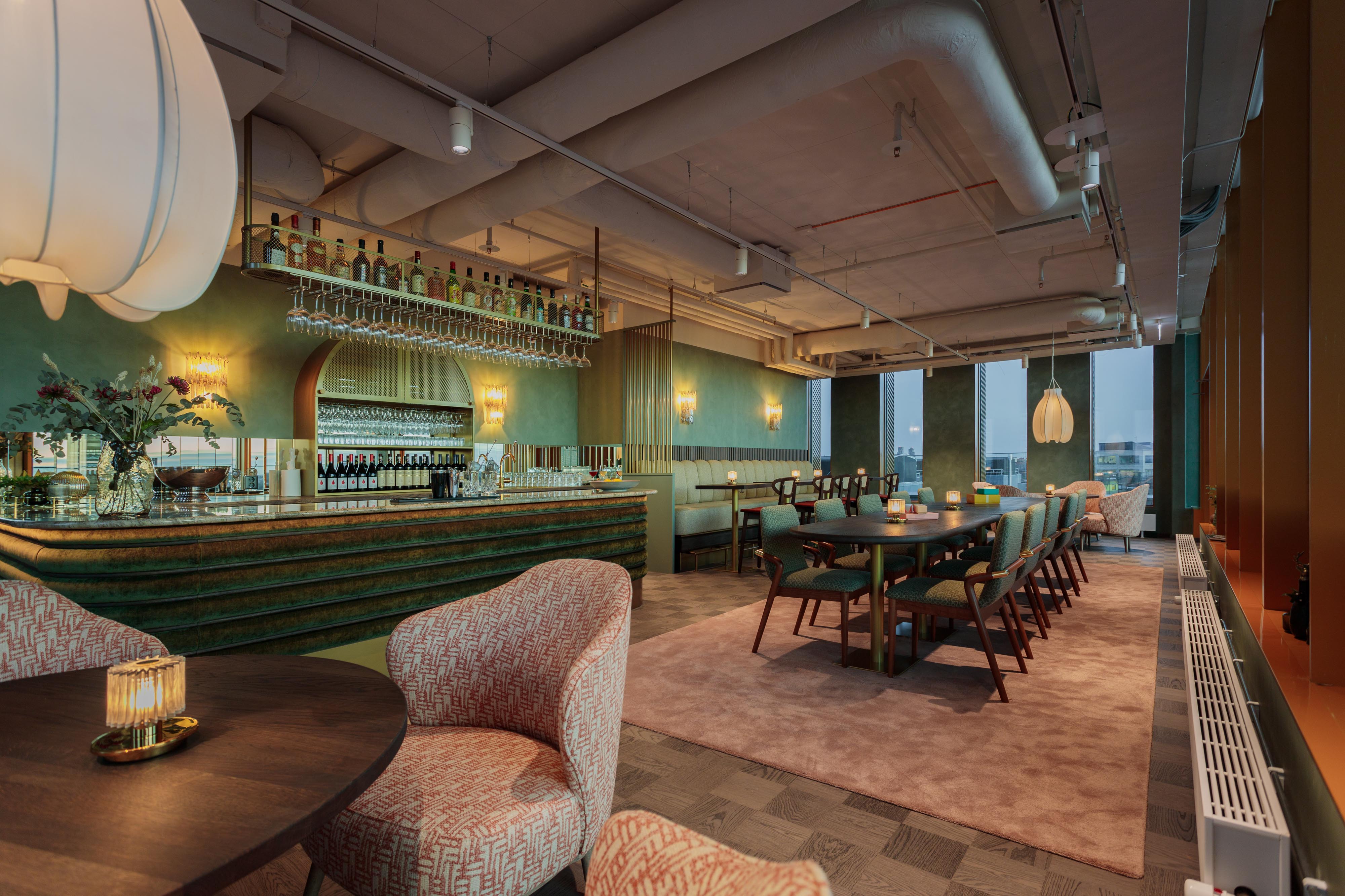 Takbar med bekväma möbler, mingelyta och egen bar