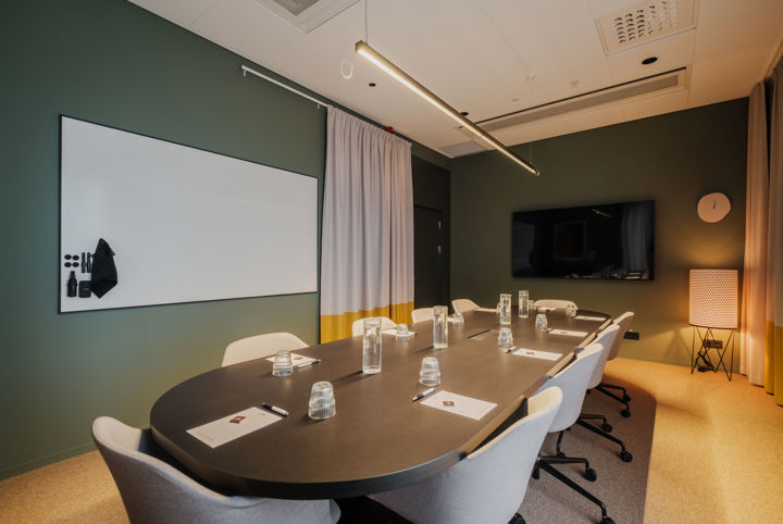 Konferensrum möblerad i styrelsesittning