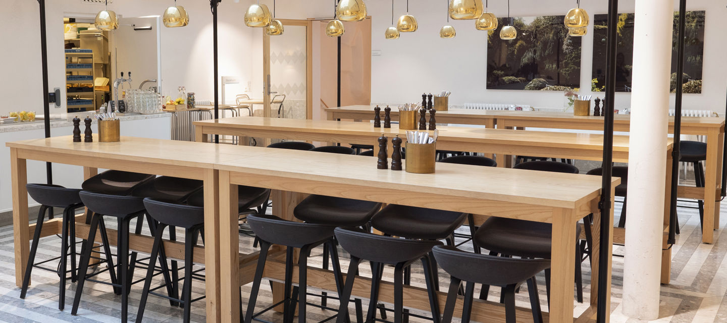 Två stycken community bord med barstolar