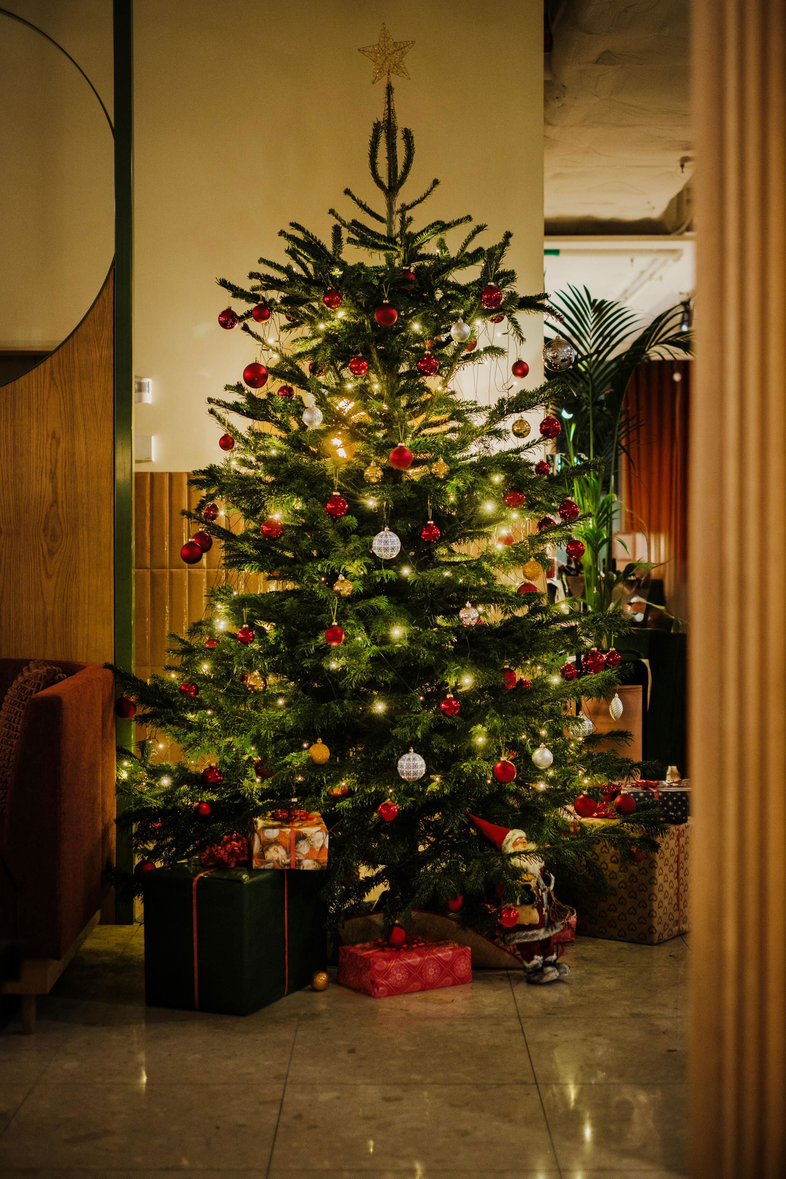 Paket och pyntad julgran