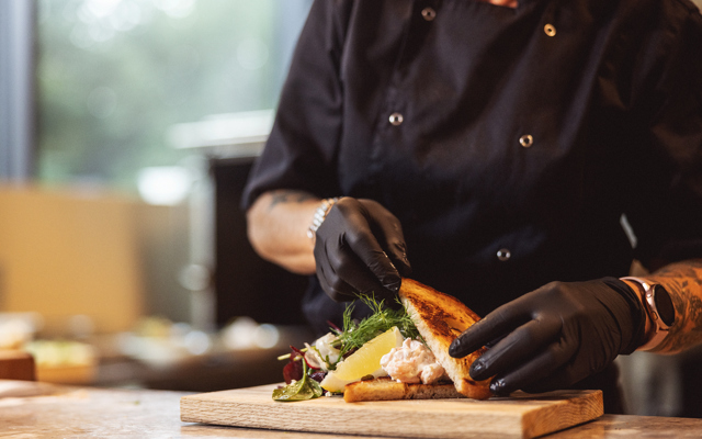 En kock lagar räkmacka