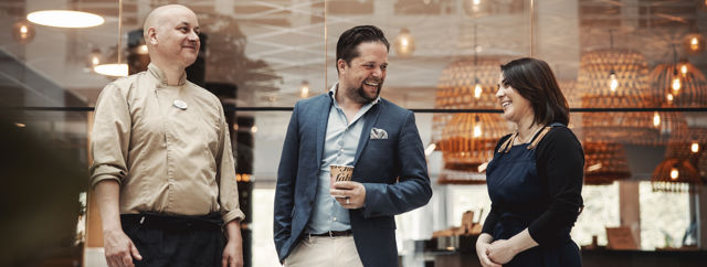 Tre medarbetare pratar 