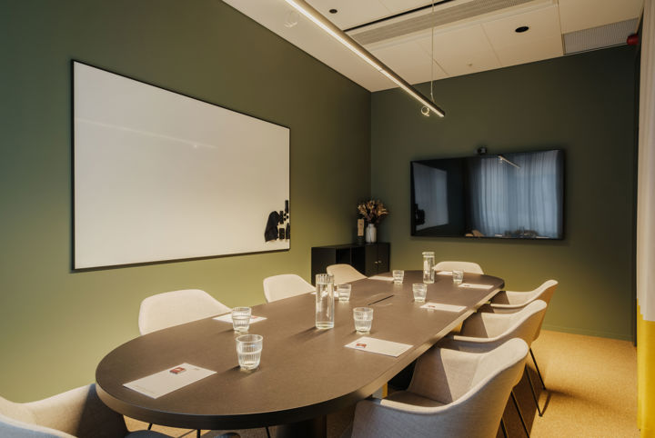 Konferensrum möblerad i styrelsesittning