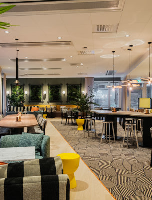 Lokal med både bord och stolar samt bord och soffor