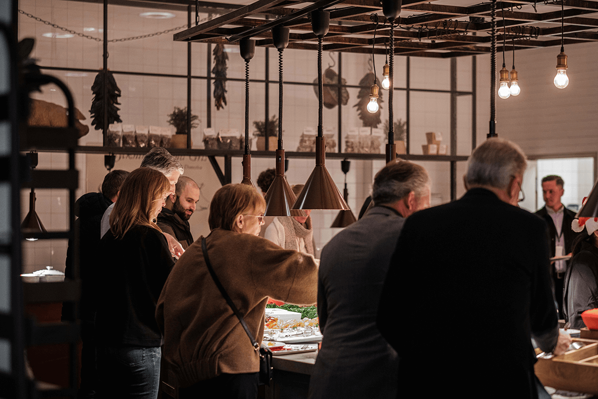 Människor tar mat från en julbordsbuffé