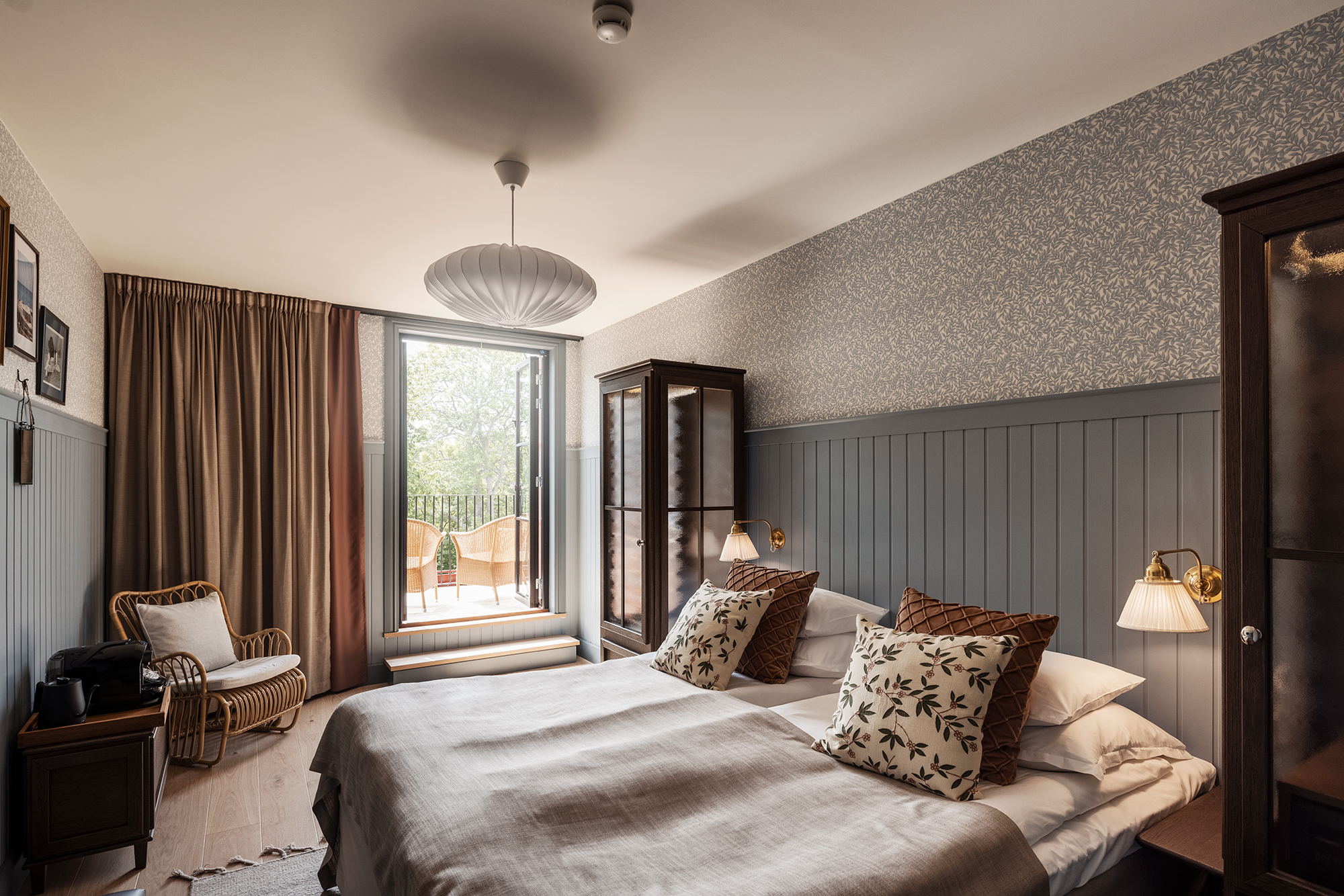 Hotellrum med balkong och vacker inredning