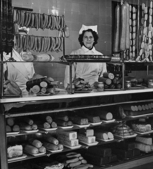 Försäljning av korvar och kött i charkdisken