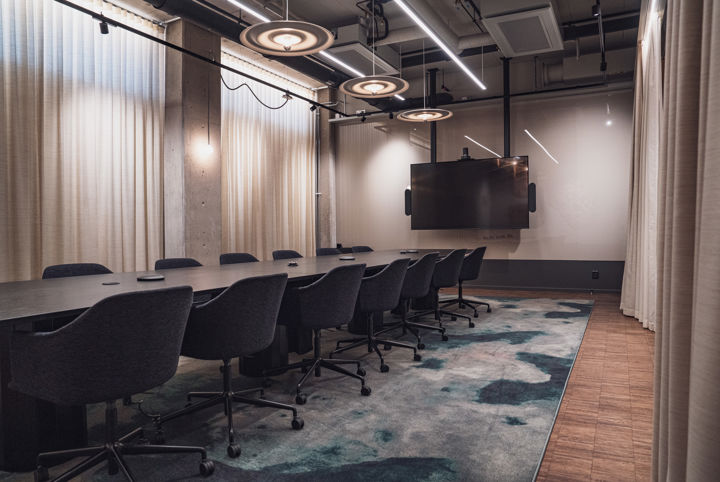 Konferensrum med ett stort bord, passande för styrelsesittning