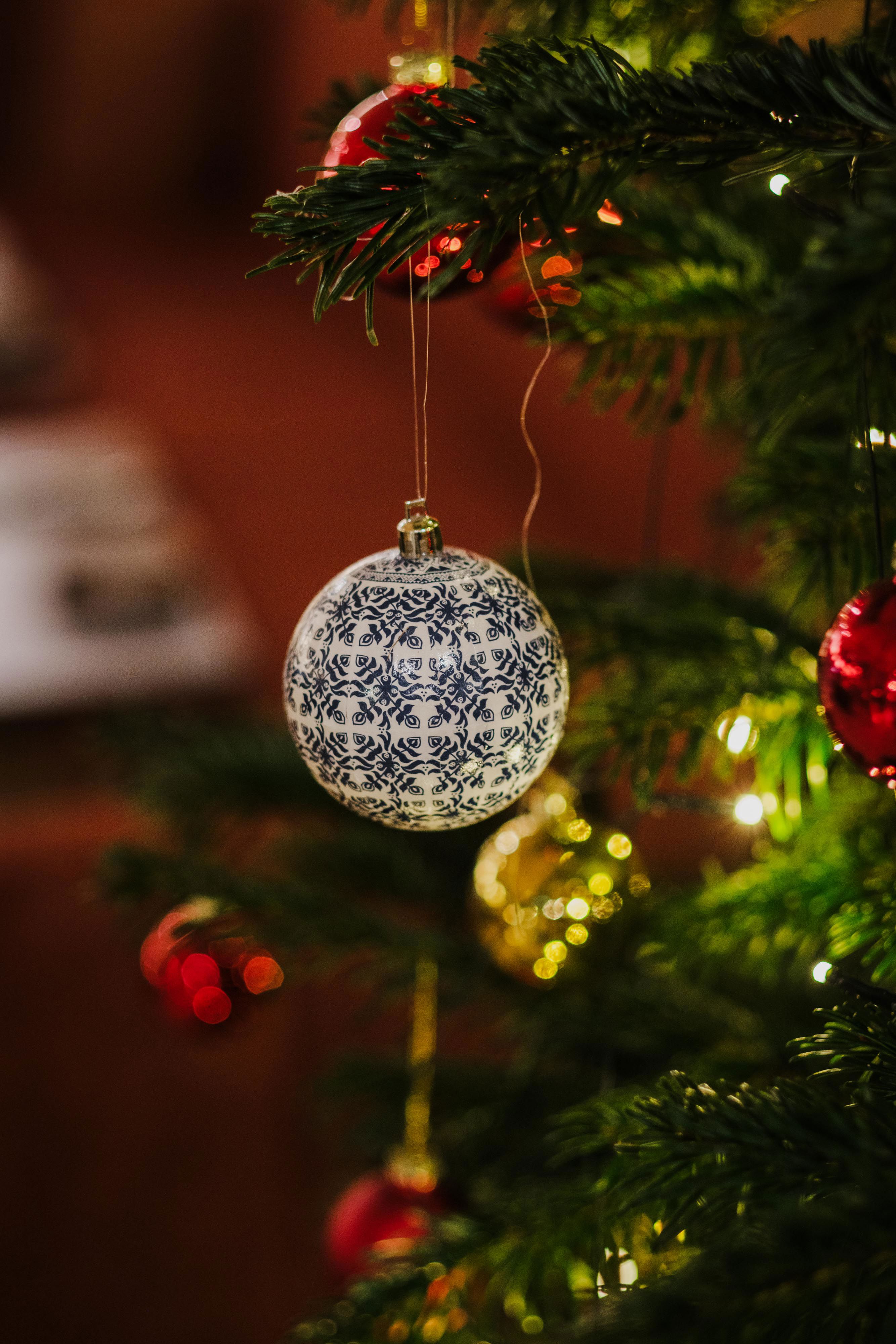 Vacker mönstrad julgranskula