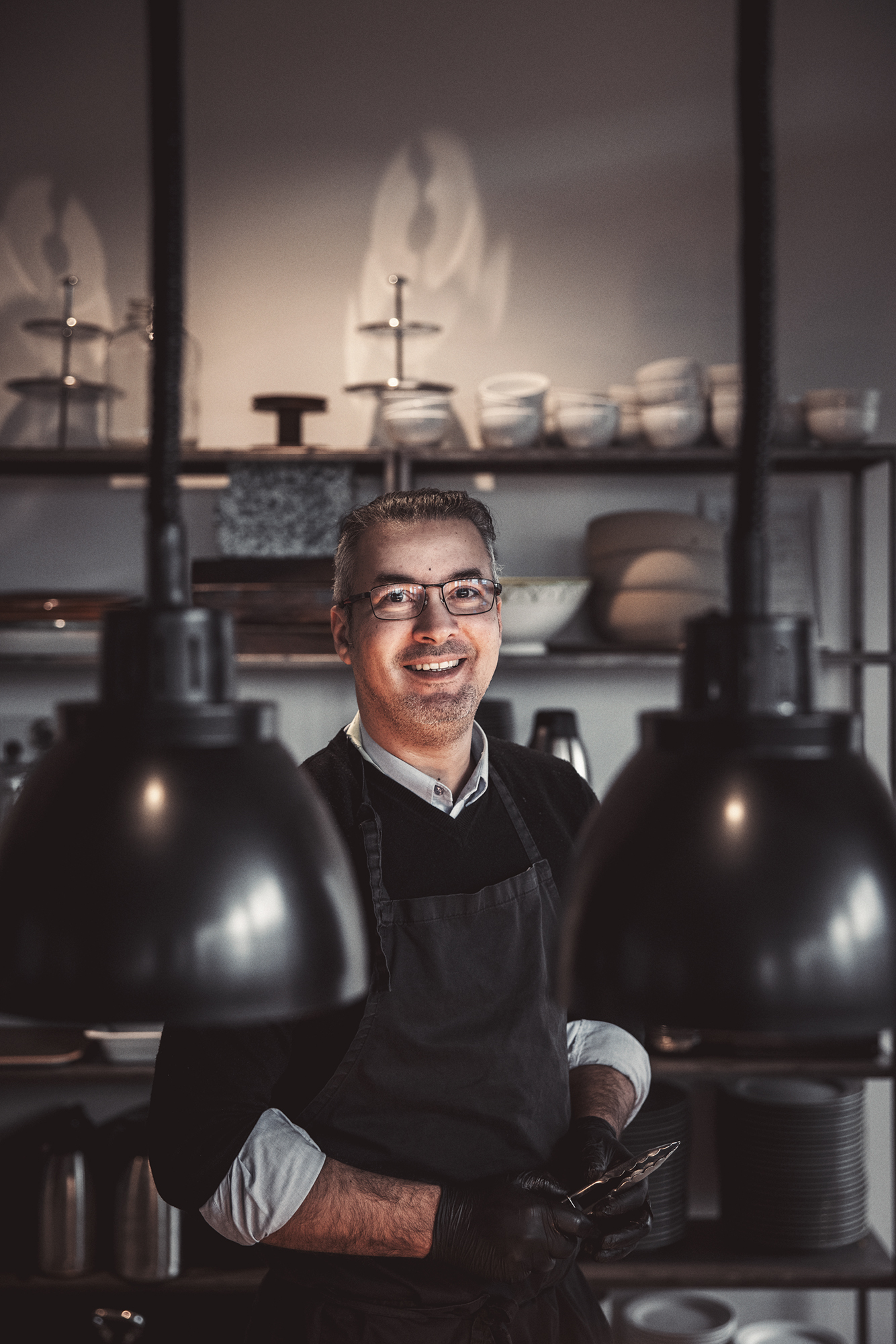 Medarbetare i bistron ler in i kameran