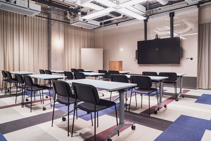 Konferensrum med skolsittning