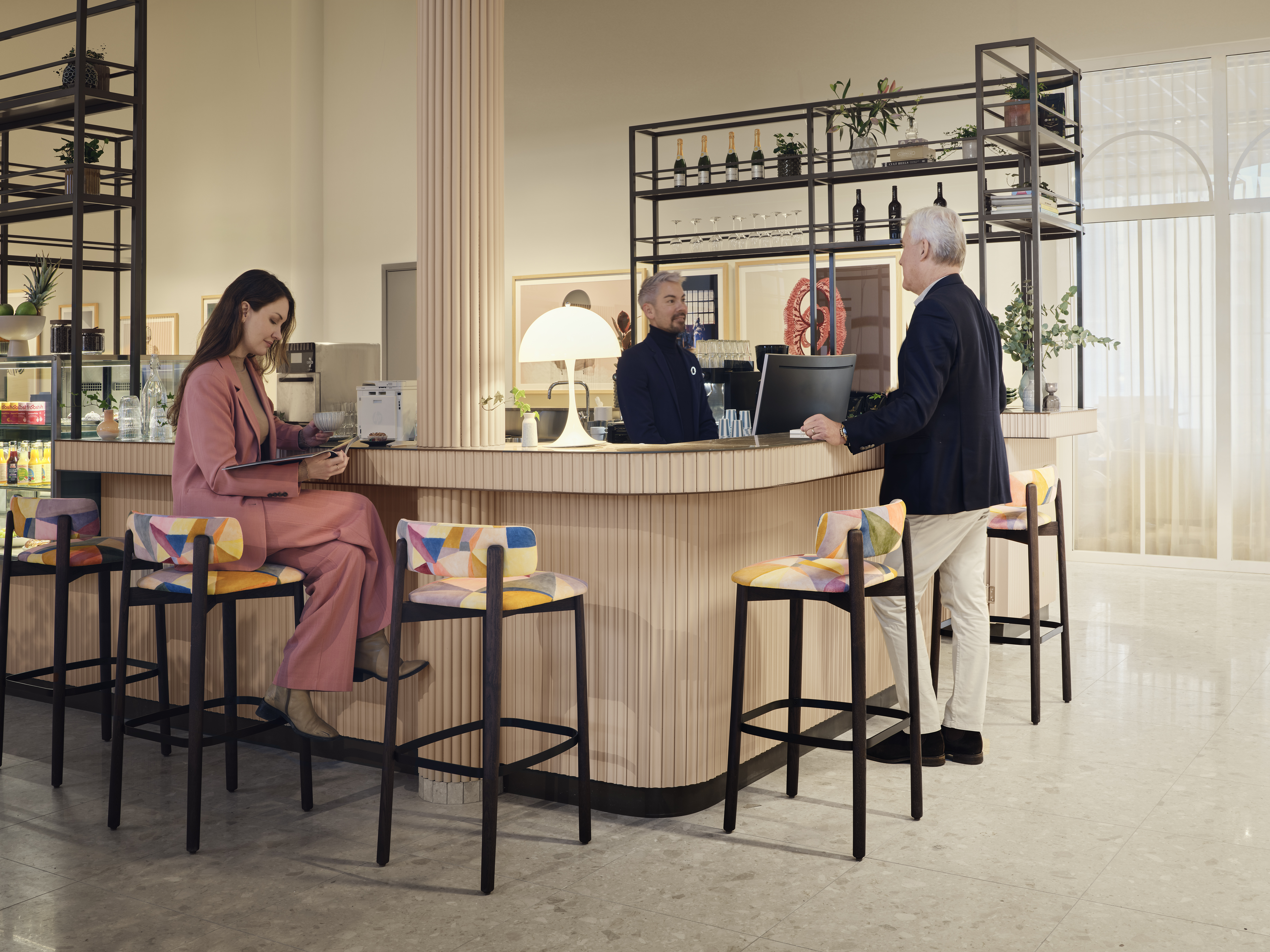 Gäster står vid en lobbyreception