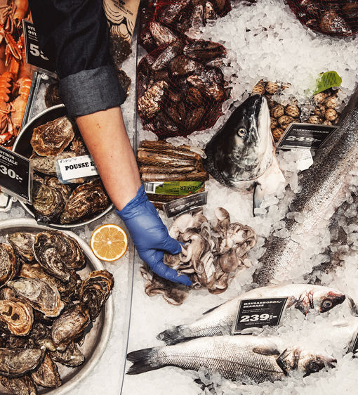 Fisk ligger på is i butikens fiskdisk