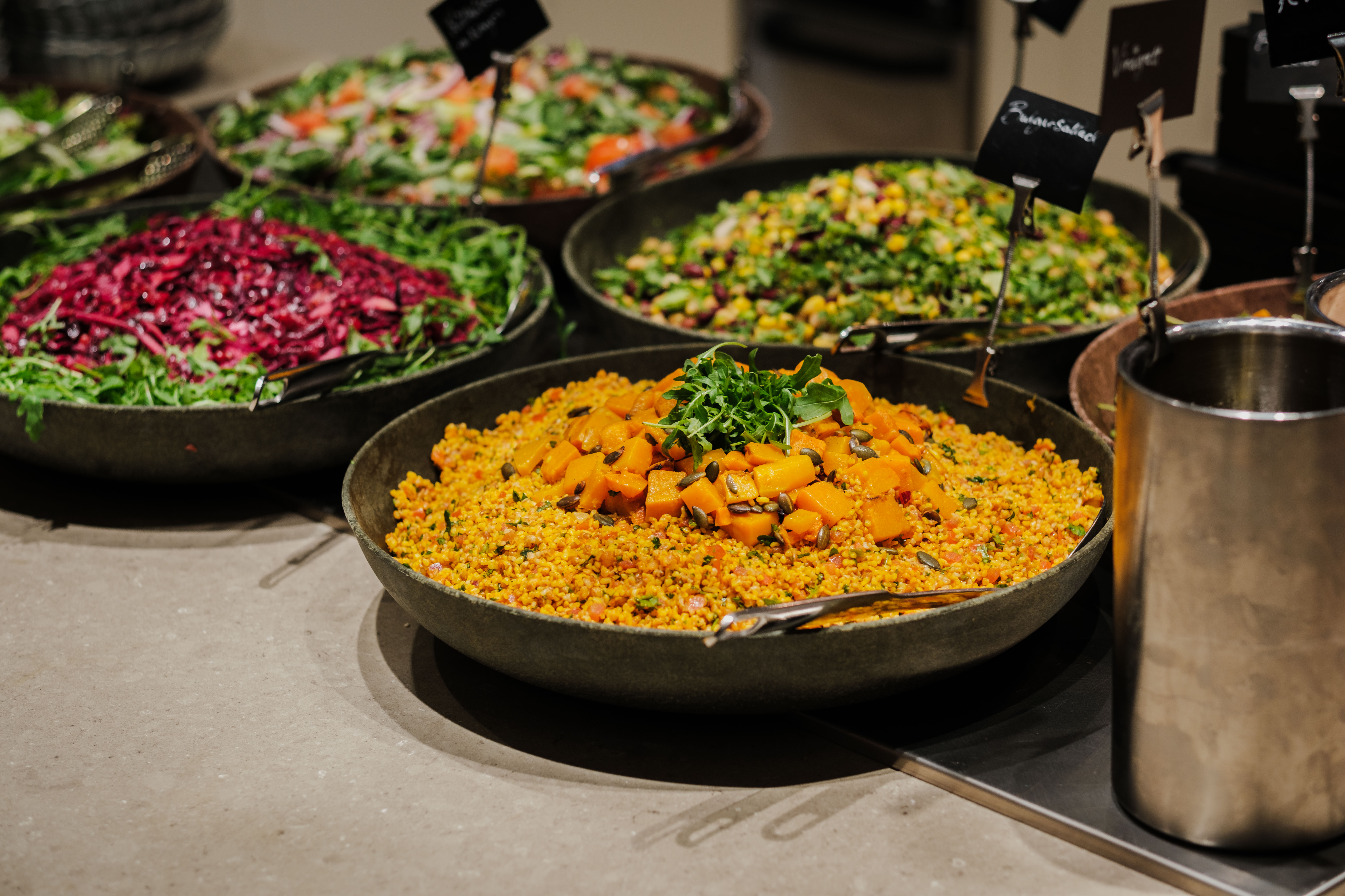 Buffé med olika rätter och sallader