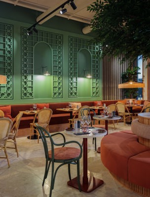 Restaurang med mjuka soffor vid borden