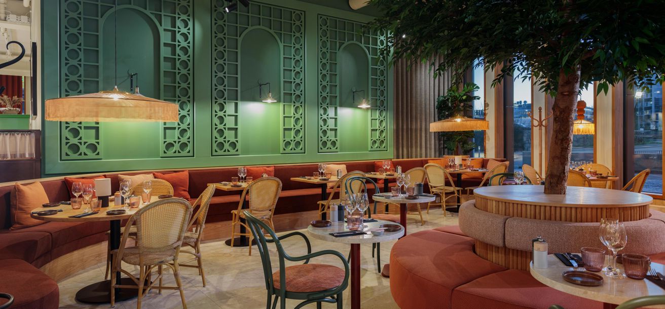 Restaurang med mjuka soffor vid borden