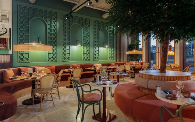 Restaurang med mjuka soffor vid borden
