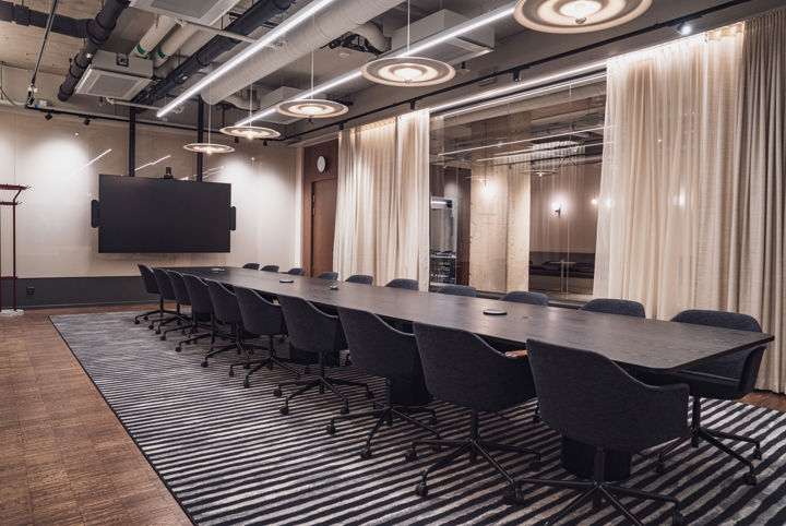 Konferenslokal med styrelsesittning 