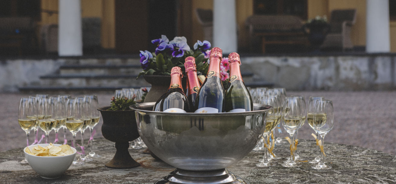 Champagne redo att serveras till festen