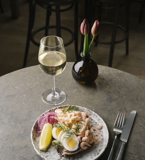 Räkmacka och ett glas vitt vin