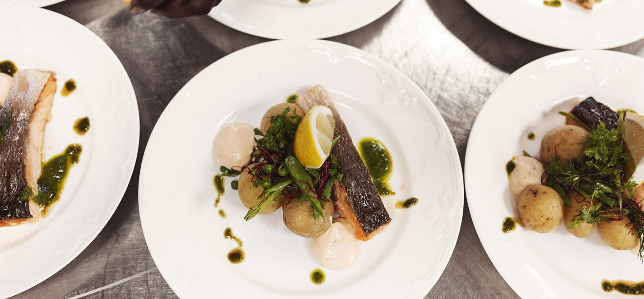 Tallrikar med lax och potatis