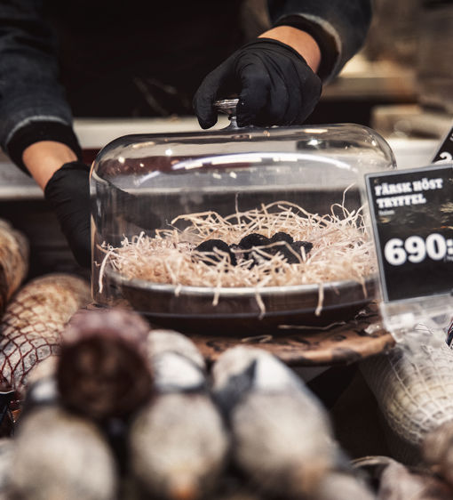 Färsk tryffel och salami säljs i butikens charkdisk