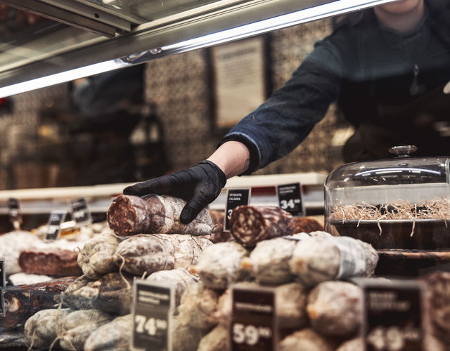 I butikens charkdisk säljs korv