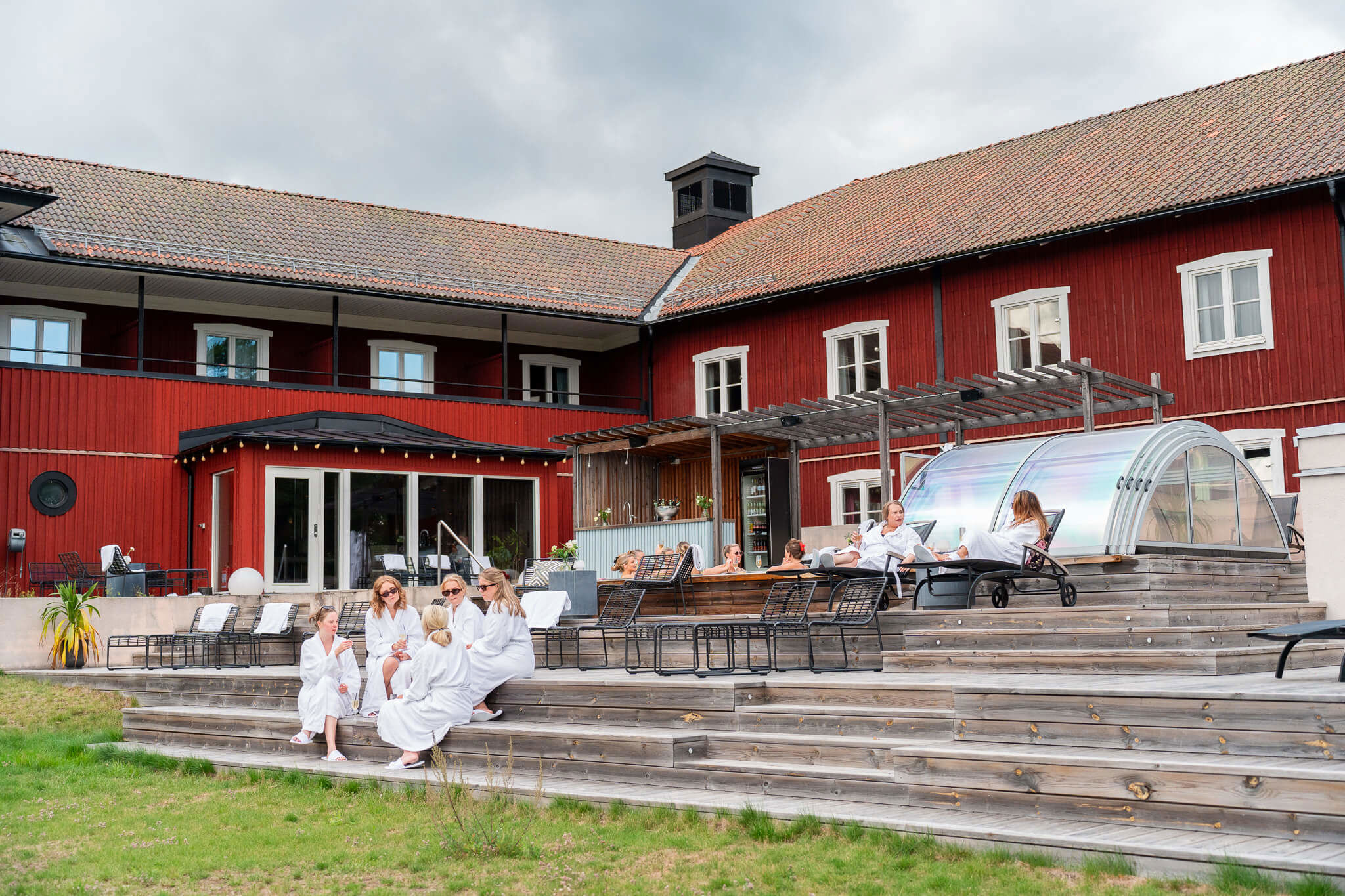Gäster besöker pool och relaxen
