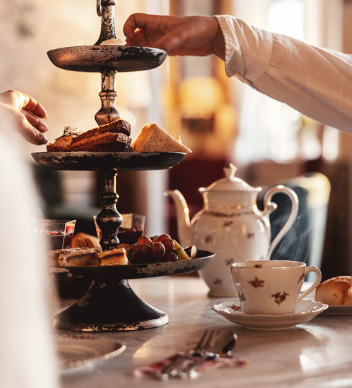 Afternoon tea på herrgården, kakfat med olika sorters fika och vackra tekannor