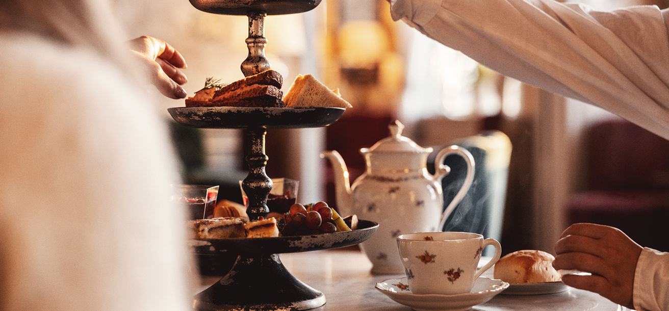 Afternoon tea på herrgården, kakfat med olika sorters fika och vackra tekannor