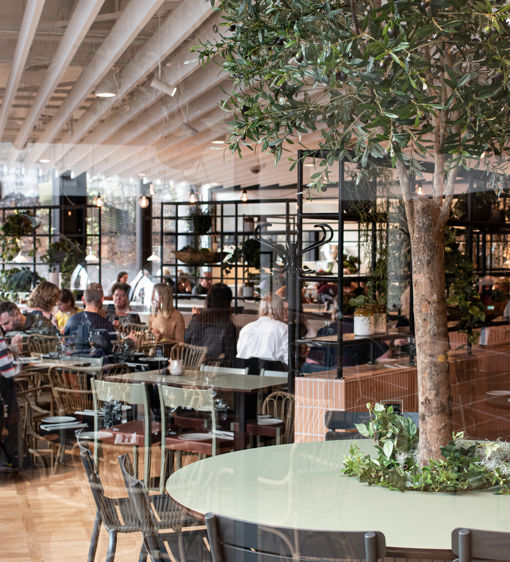 Gäster äter lunch i en bistro