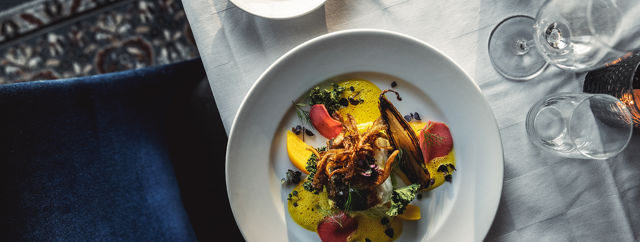 Maträtt serverad på dukat bord i restaurangen