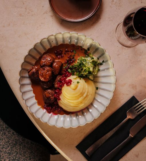 Köttbullar och potatismos på en tallrik