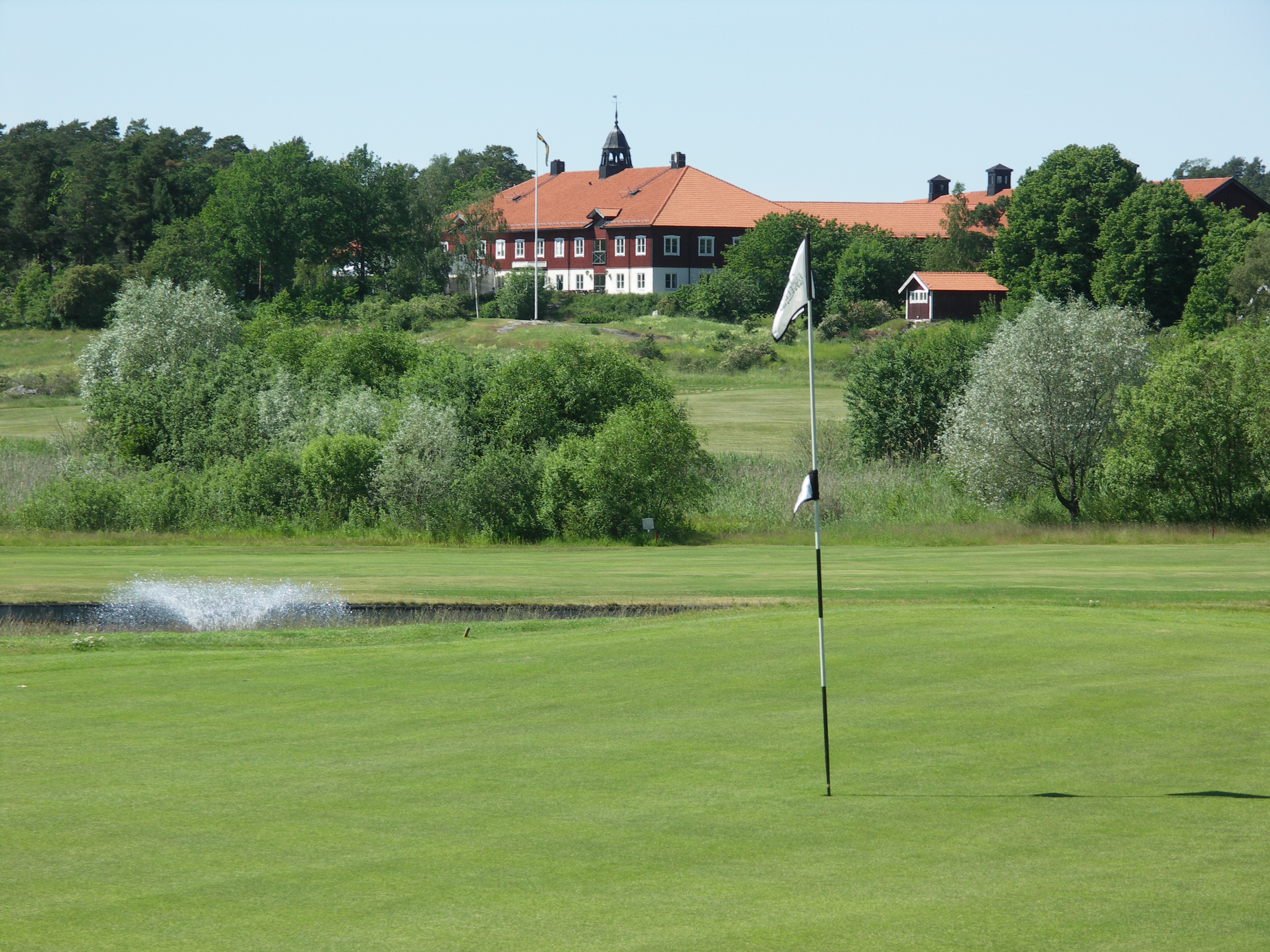 Precis bredvid Fågelbro Säteri finns en vacker golfbana 
