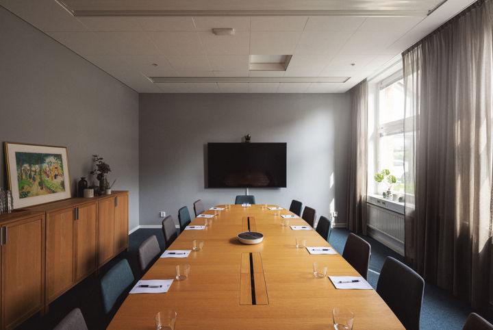 Stort ovalt bord som passar för styrelsesittning i ett konferensrum