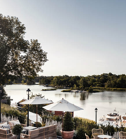 Terrass med parasoll och havsutsikt