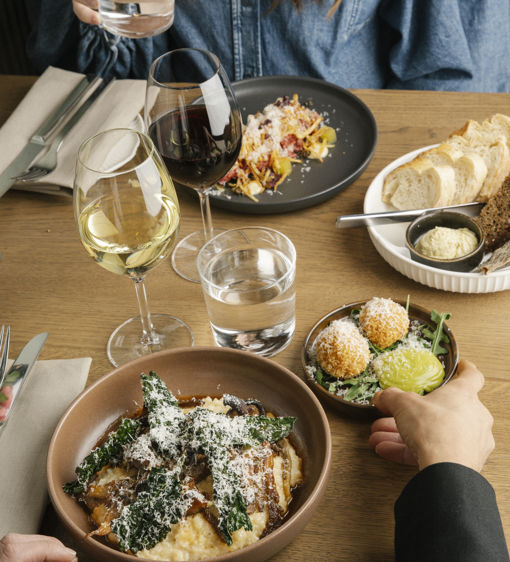 Ett matbord med rätter lagade från grunden