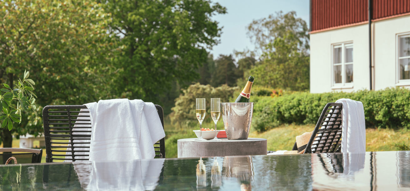 Pool i grönskande miljöer