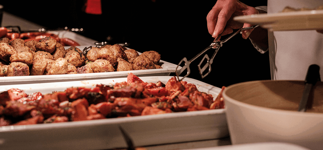 Traditionella köttbullar och prinskorvar på ett julbord
