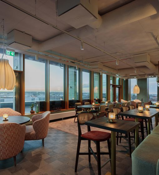 Vacker taklokal med stora fönster från golv till tak