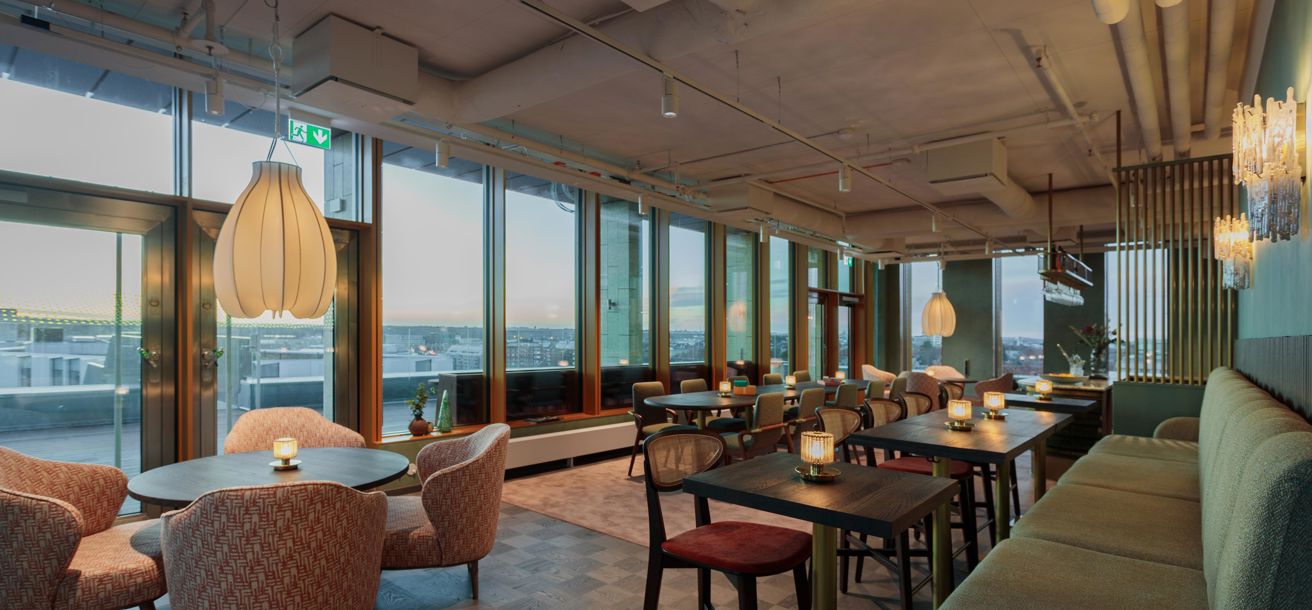 Vacker taklokal med stora fönster från golv till tak