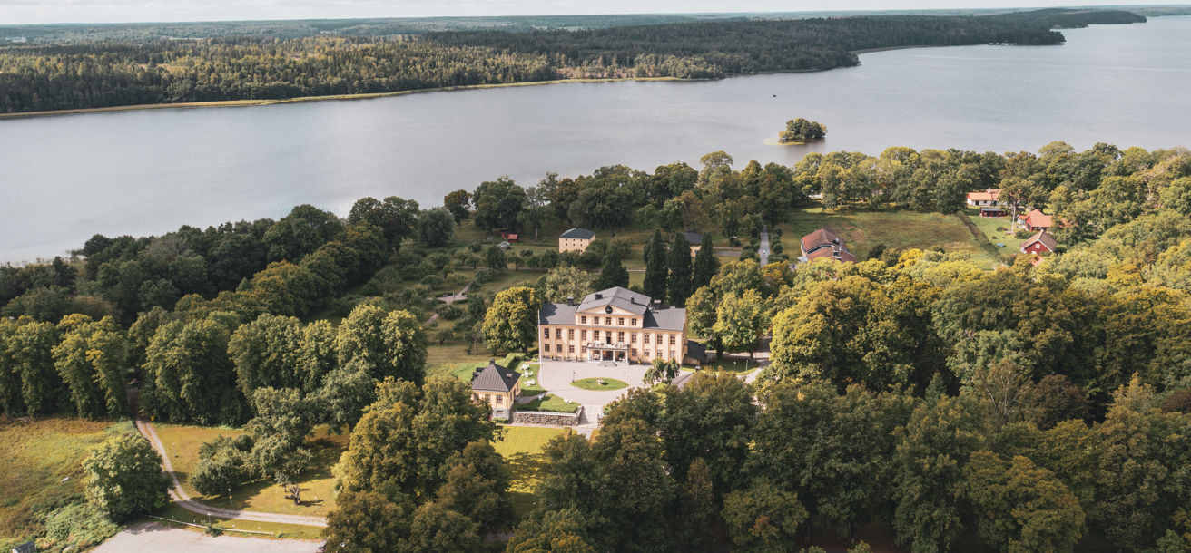 Herrgården är omgiven av grönskande miljöer och närhet till Mälaren
