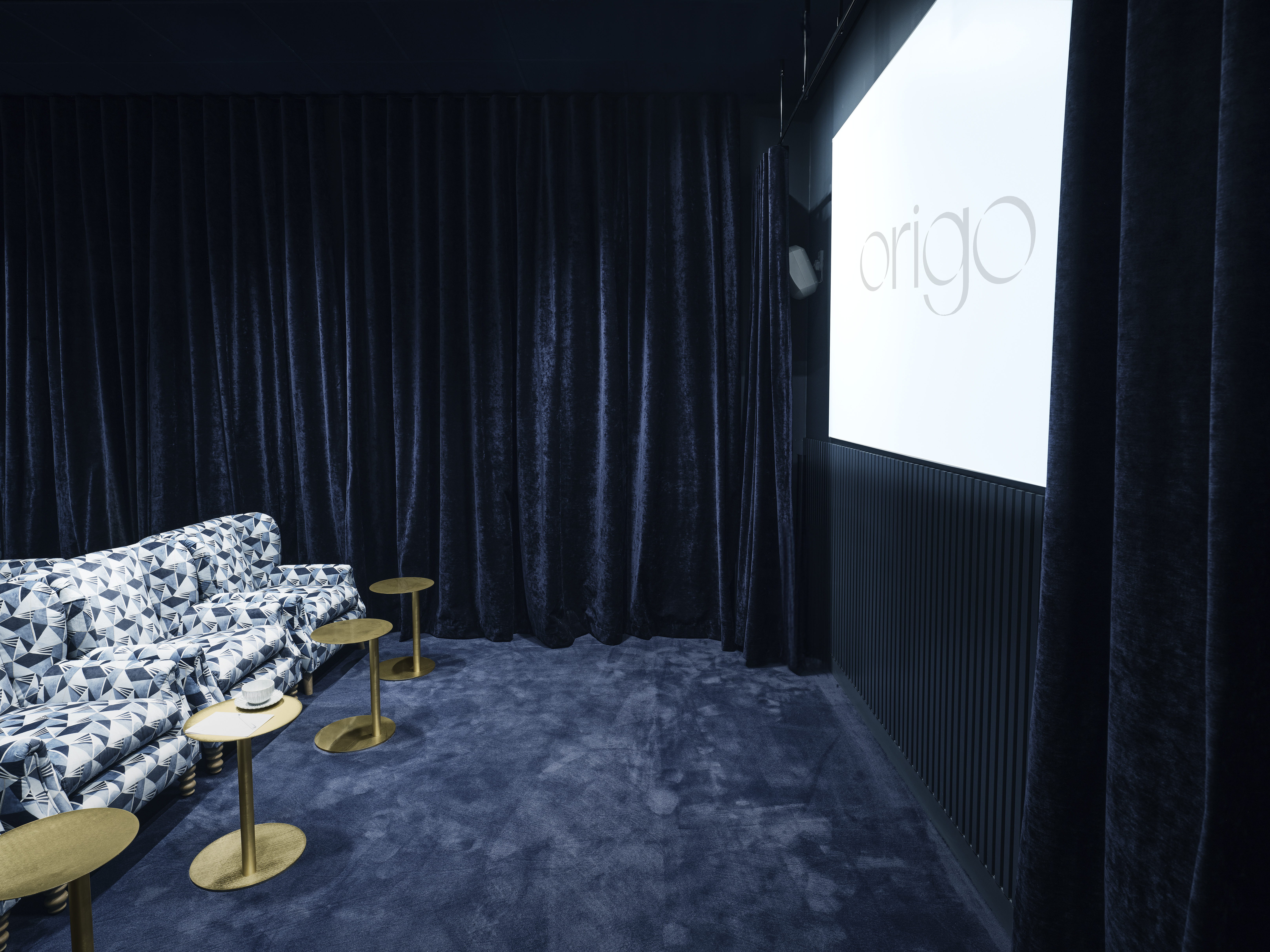 Mötesrum med sköna soffor för föreläsningar eller presentationer